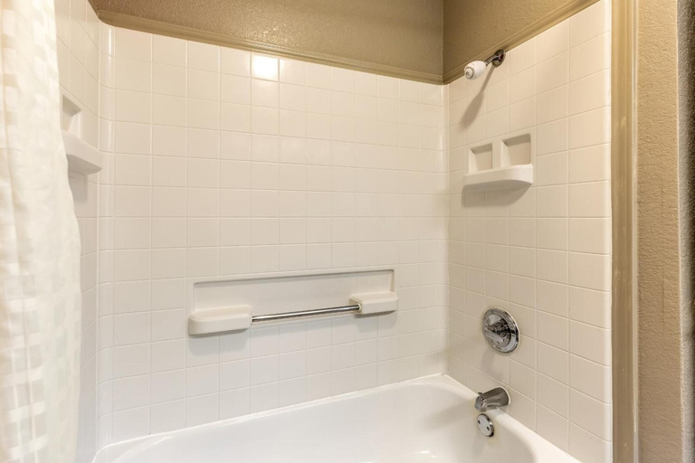 Bathroom 4, Rodeway Inn, Bell