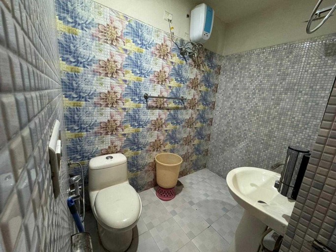 Bathroom 4, Collection O Sector 5 Chandigarh, Sahibzada Ajit Singh Nagar