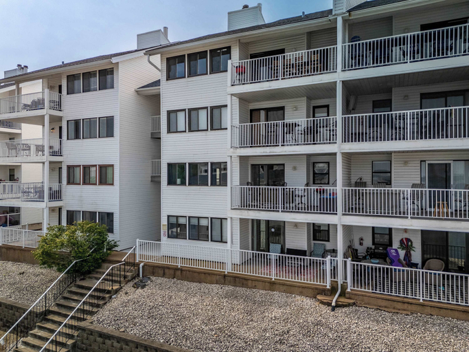 Exterior 3, Big Cozy Condo Pool, Comfort & Location, Camden