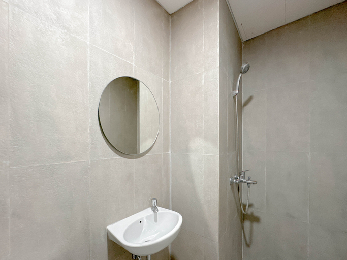 Bathroom 2, Modern Design Studio At Kyo Society Apartment By Travelio, Surabaya
