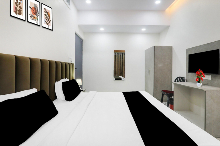 Room 2, Deluxe With Twin Bed JR inn, Lucknow