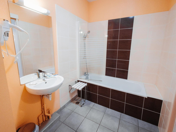 Bathroom 2, Air-conditioned Apartment for 2 Near Casino, Ariège