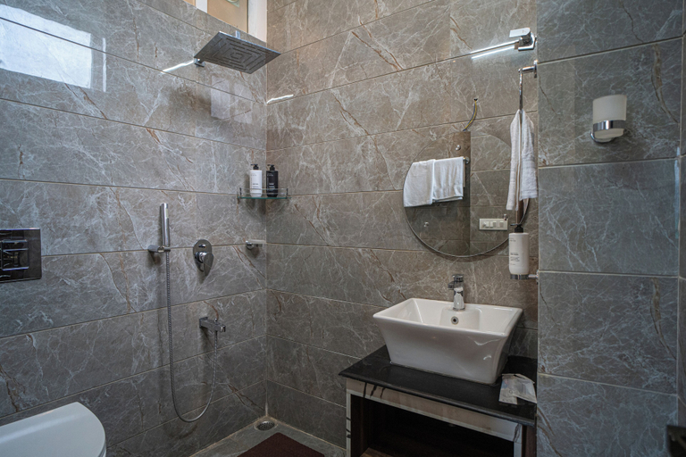 Bathroom 2, Alaya Stays Sky Paradise Petfriendly, Dehradun