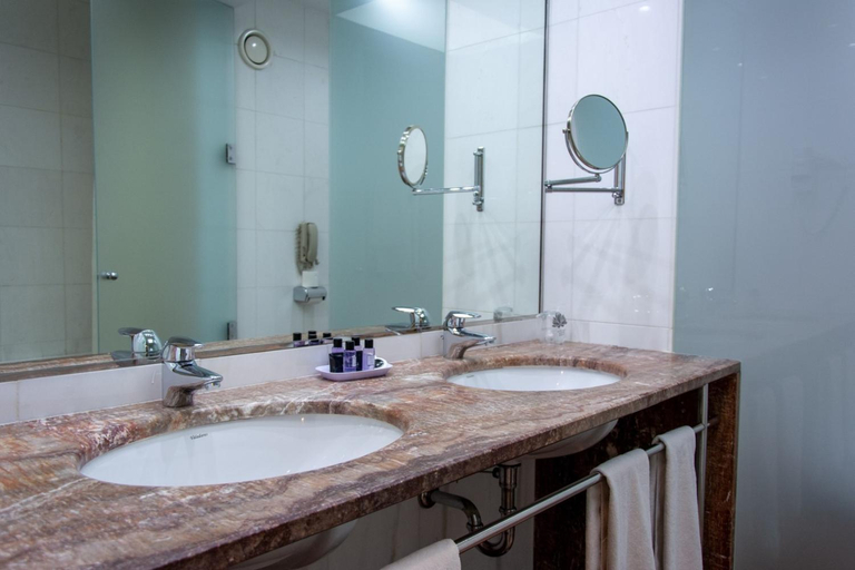 Bathroom 5, VIP Executive Entrecampos Hotel & Conference, Lisbon