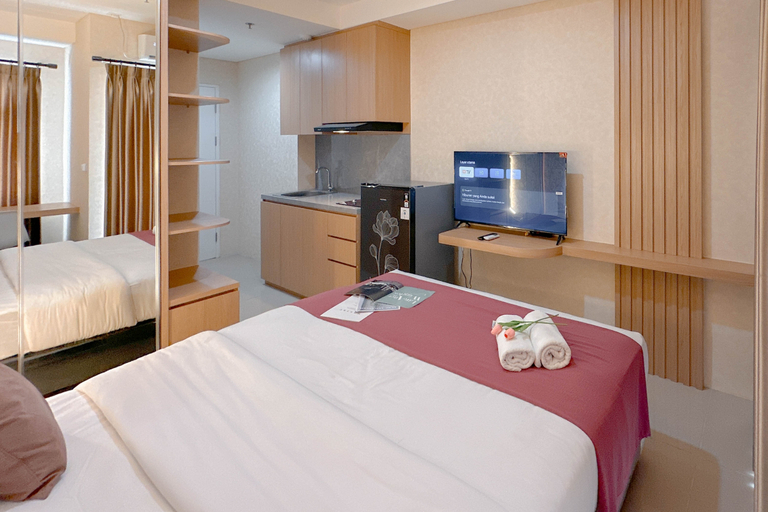 Bedroom 3, Comfy Studio at Kyo Society Apartment By Travelio, Surabaya
