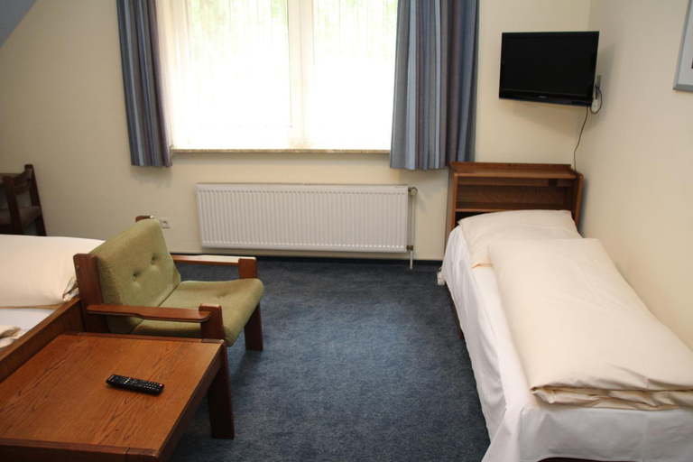 Bedroom 2, Hotel Restaurant Zum Jagerheim mit Innenpool, Peine