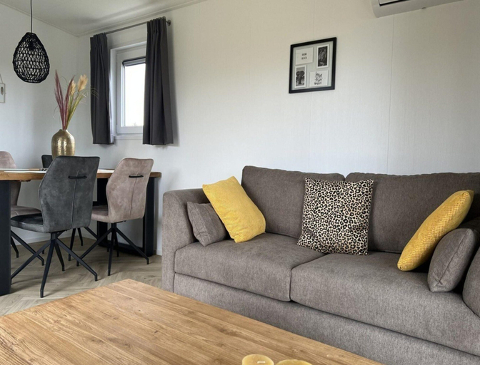 Living room 3, Scenic Countryside Retreat for 4, Tholen