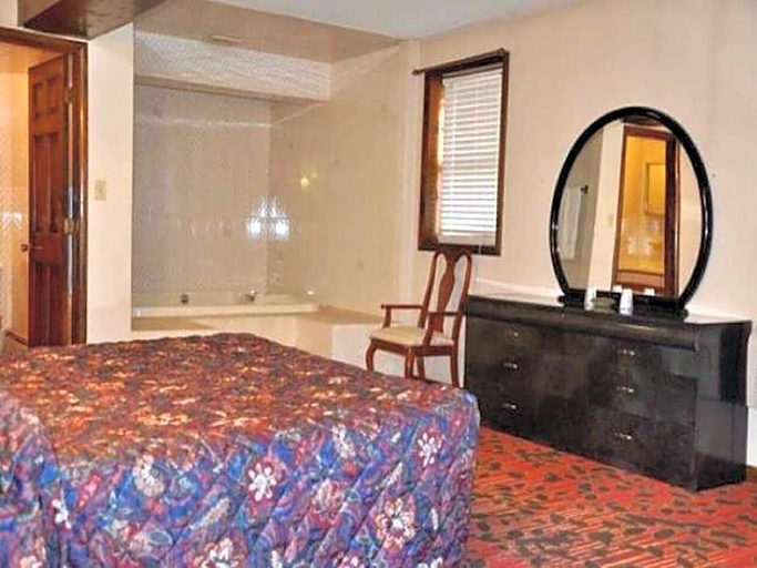 Bedroom 4, Countryside Motel, Putnam