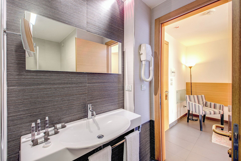 Bathroom 4, Grande Albergo Alfeo, Syracuse