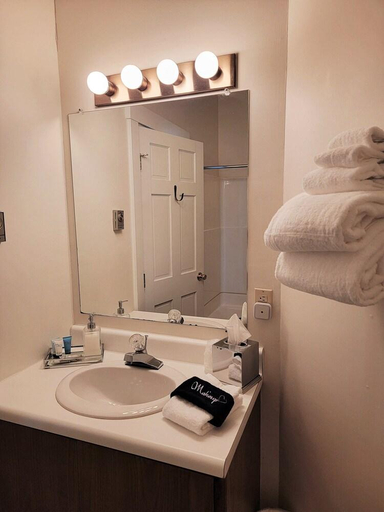 Bathroom 3, East Wind Inn on the Water, Knox