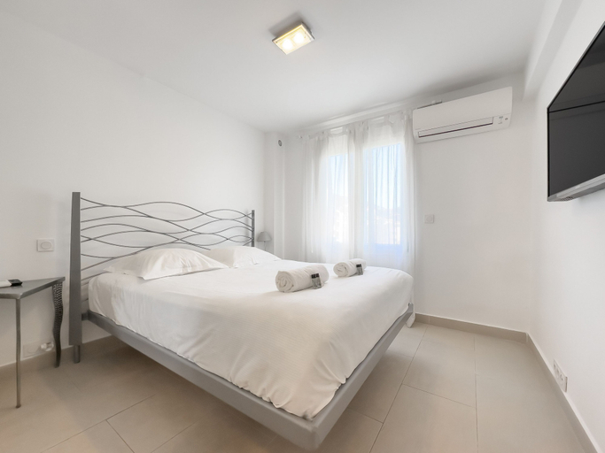 Room 4, 207 Le Maubourg in Cannes, Alpes-Maritimes