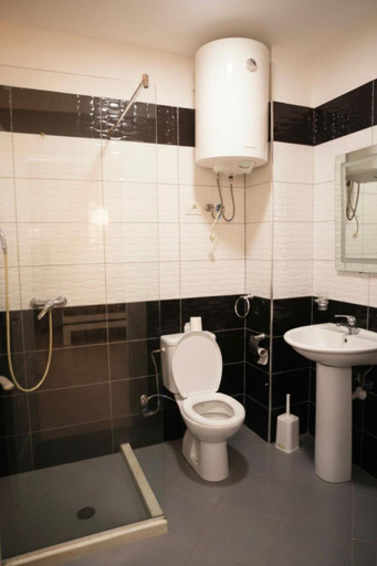 Bathroom, Leonard's Shengjin Apartments, Lezhës
