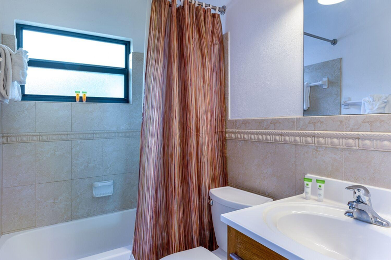 Bathroom 4, Rock Reef Resort, Monroe