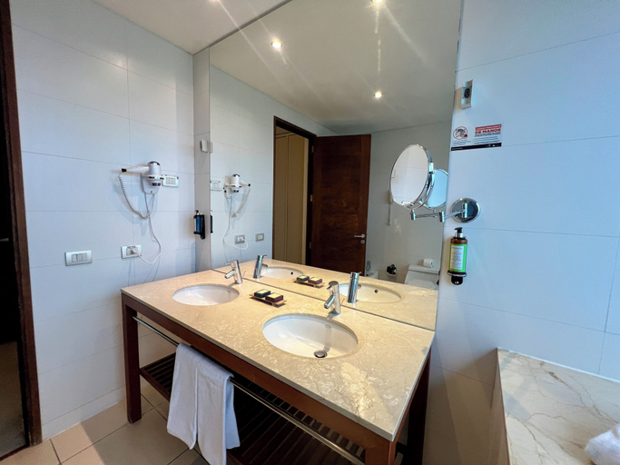 Bathroom 3, Hotel Patagonico, Llanquihue