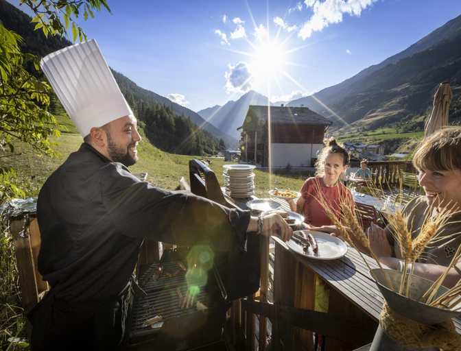 Outdoor dining 4, Premium Family Hub for Five Guests, Savoie