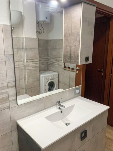 Bathroom 5, Mariposa, Cagliari