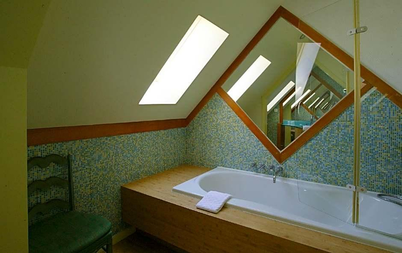 Bathroom 5, Hotel Le Manoir De Bellerive, Dordogne
