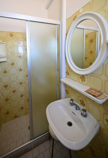 Bathroom 3, Hotel Biagini, Rimini