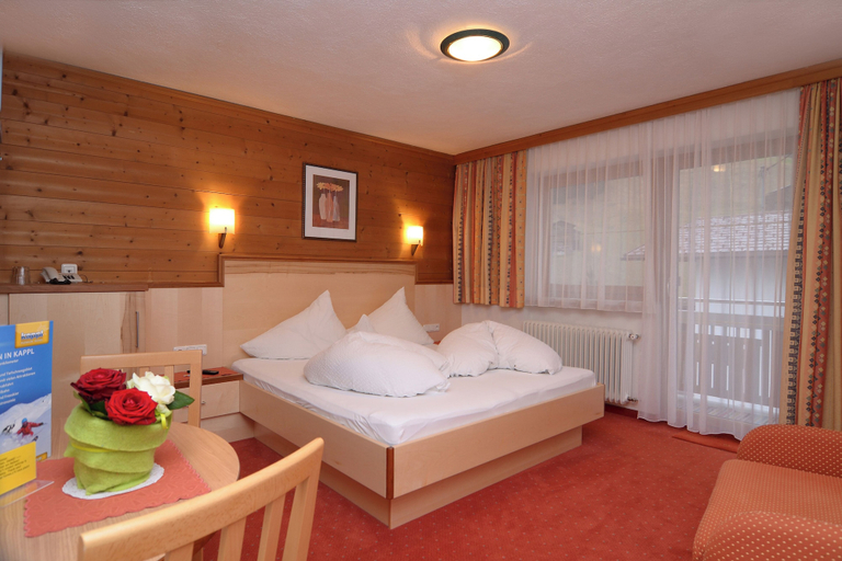 Bedroom 2, Hotel Garni DIAS, Landeck