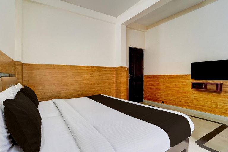 Room 3, Deluxe Kakkanad Diamond, Ernakulam