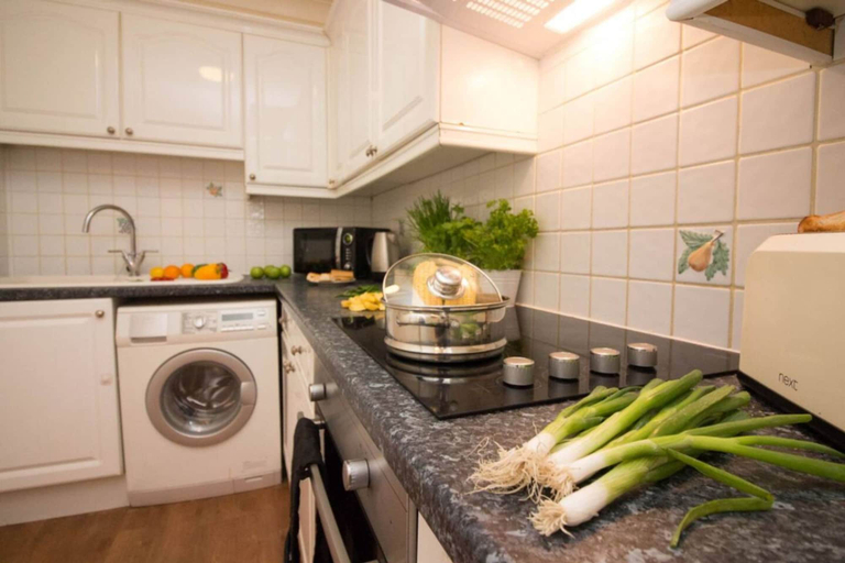Room 1, Southampton House - 2 Bedroom Accommodation, Southampton