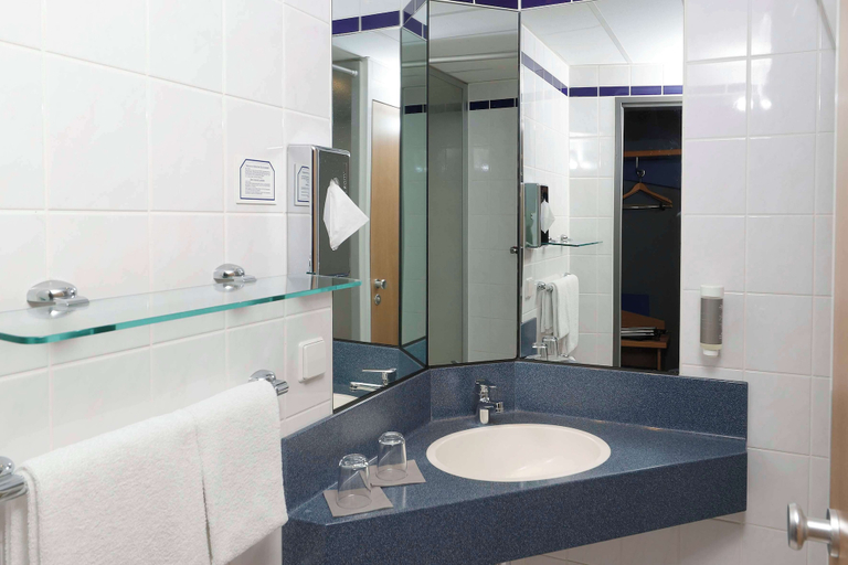 Bathroom 5, Median Hotel Hannover Messe, Region Hannover