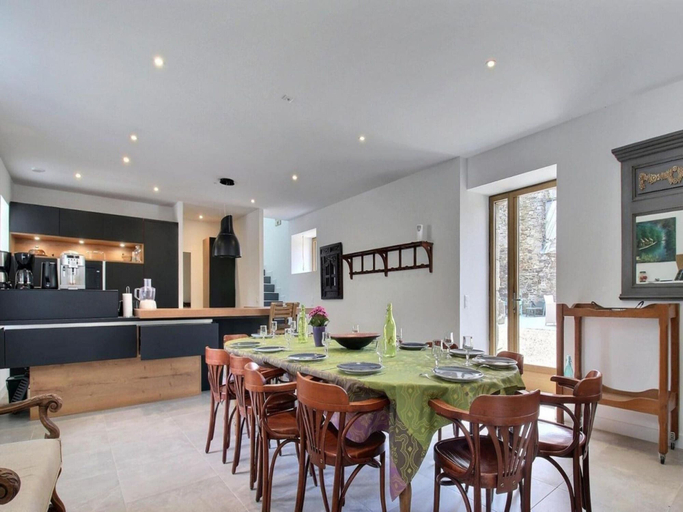 Dining 5, Elegant Neulliac Holiday Home for 15, Morbihan