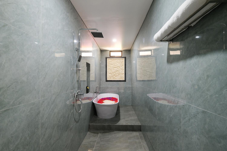 Bathroom 4, Mailaku House, Badung