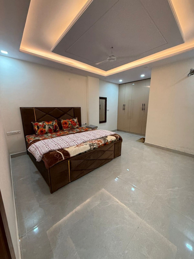 Room 5, Stella Homestay- Near Yashoobhomi, Delhi