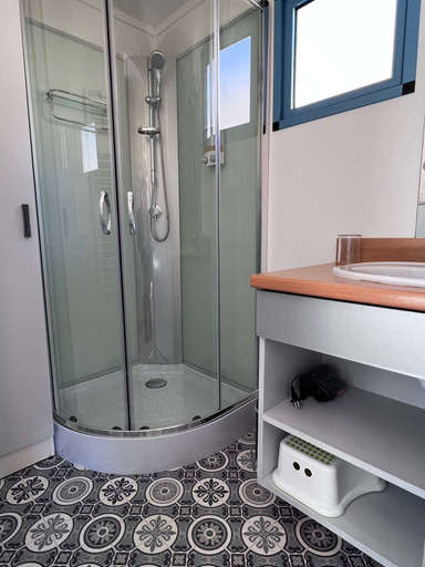 Bathroom 5, Le Pré Marin, Seine-Maritime