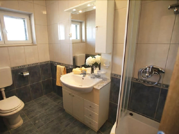 Bathroom 5, Hotel Carmen, Marčana