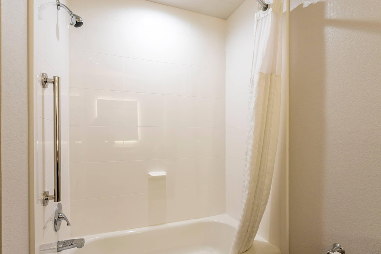 Bathroom 4, Comfort Inn & Suites Hot Springs Midtown, Garland