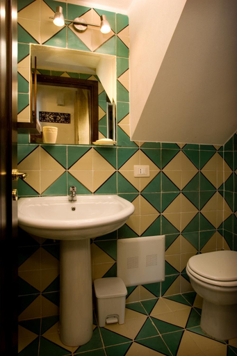 Bathroom 3, Casa Margaret, Palermo