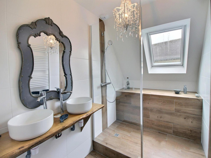 Bathroom 2, Neulliac Family Cottage With Pool, Morbihan