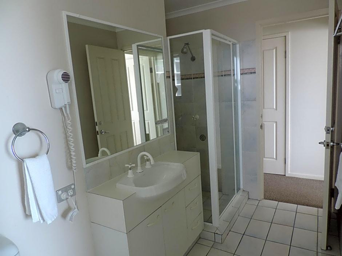Bathroom 2, Emerald Sands Boutique Apartments, Gold Coast