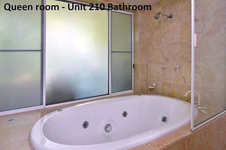 Bathroom 4, The Newport On Macrossan, Douglas