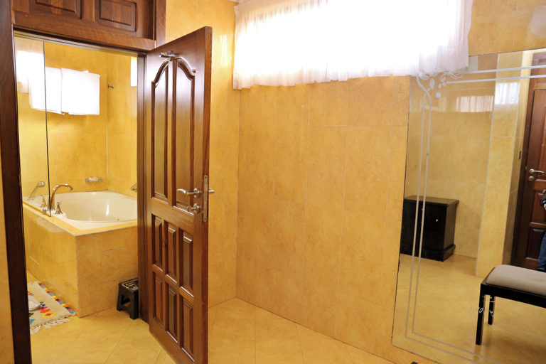 Bathroom 5, Village Courtyard Hotel, Kumasi