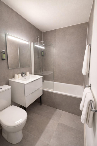 Bathroom 3, Logis Hotel Restaurant Les Fontaines, Côtes-d'Armor