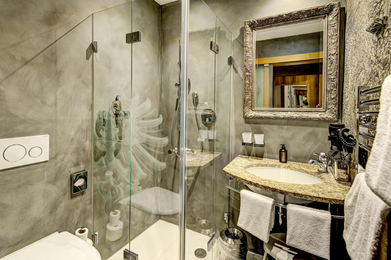 Bathroom 4, Hotel Goldener Adler, BW Signature Collection, Innsbruck