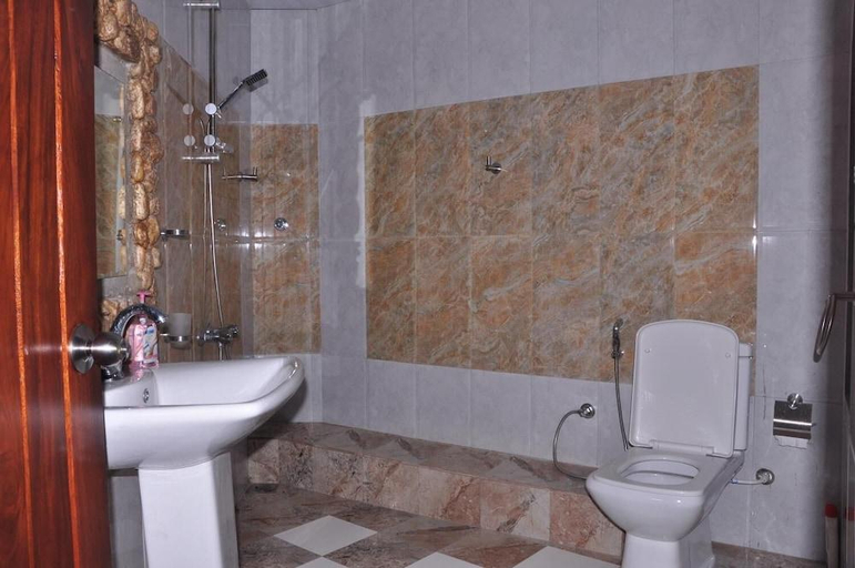 Bathroom 4, Elegance Range Resort, K.F.G. & G. Korale