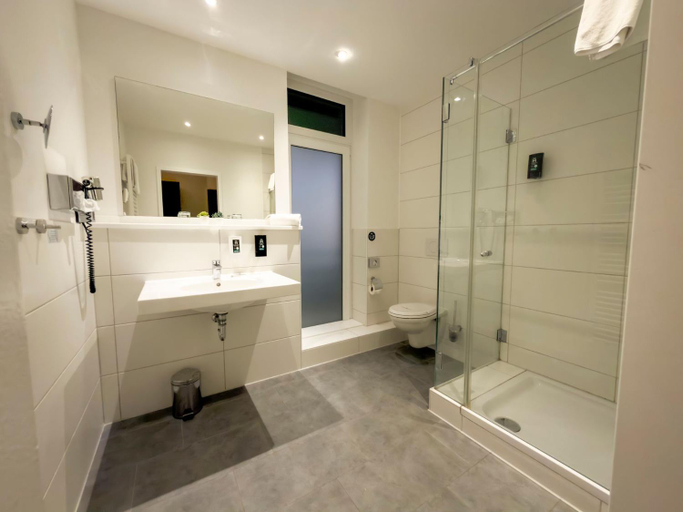 Bathroom 3, Hotel Rheingarten Duisburg, Duisburg