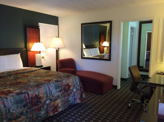Bedroom, The River Inn and Suites, Tehama