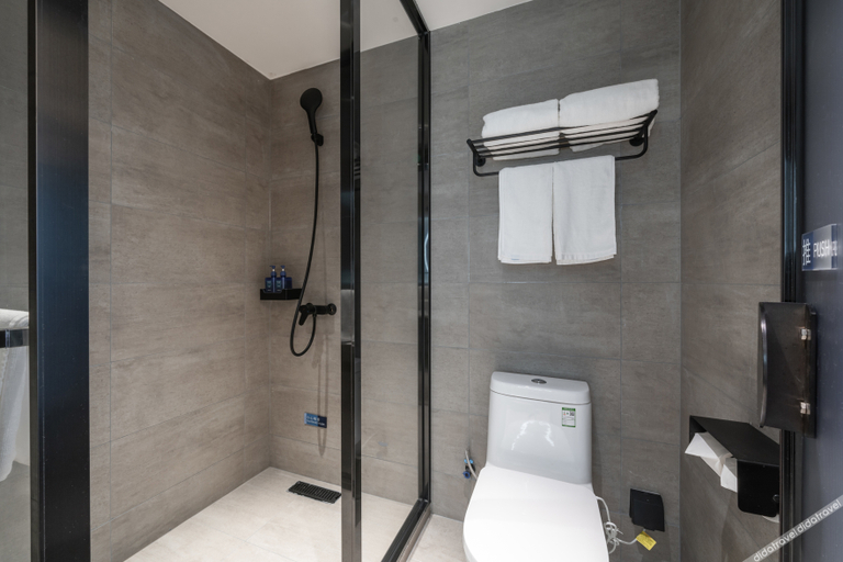 Bathroom 3, Hanting Hotel Zhuhai Gongbei Port Qinglv Road, Zhuhai