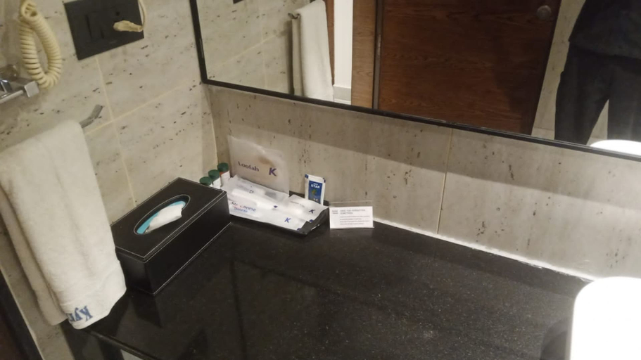 Bathroom 5, Kyriad Vajram Guntur, Guntur