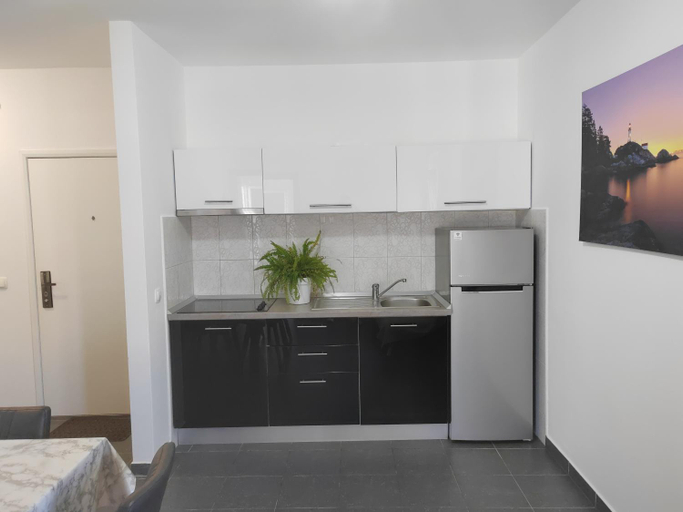 Others 5, Apartment Zatonka 2, Nin