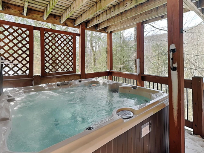 Sport & Beauty, Canopy Escape by Taylor Made Deep Creek, Garrett