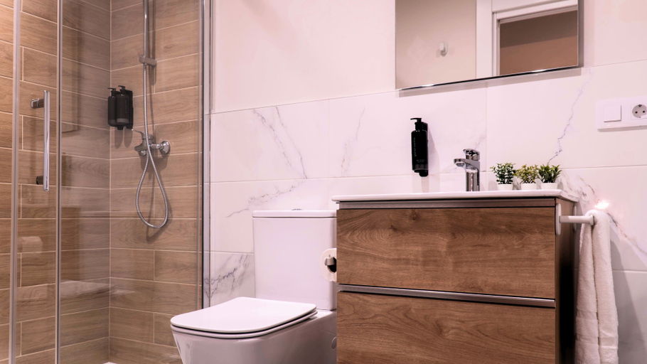 Bathroom, Apartamentos Lydia by gaiarooms, León