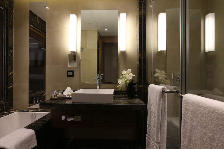 Bathroom 4, Lancaster Plaza Beirut, Beirut