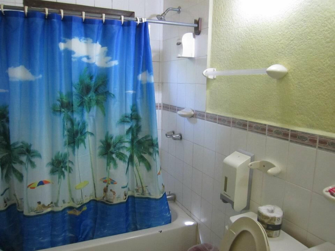 Bathroom 3, Hotel Sherwood, Tela