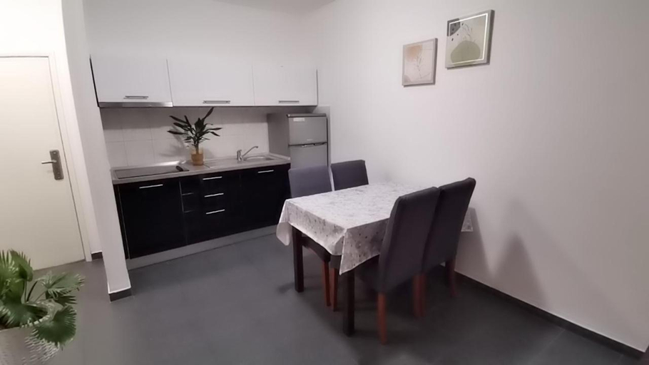 Others 4, Apartment Zatonka 2, Nin